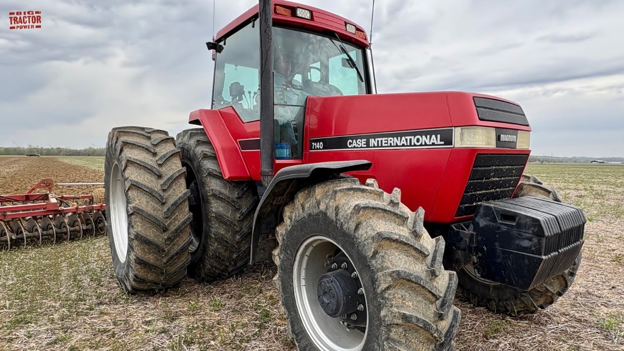 CASE IH 7140 MAGNUM Tractor Disking