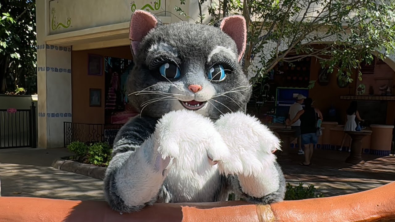 Mama Luna Feline Fiesta Tour with Kitty Softpaws - Universal Orlando DreamWorks Land