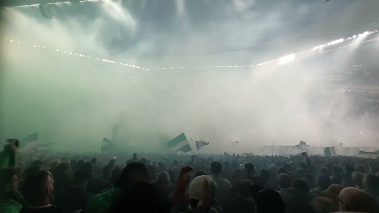 Ambiance incroyable au Chaudron – Fumigènes et tifos avant le coup d’envoi – ASSE vs OL