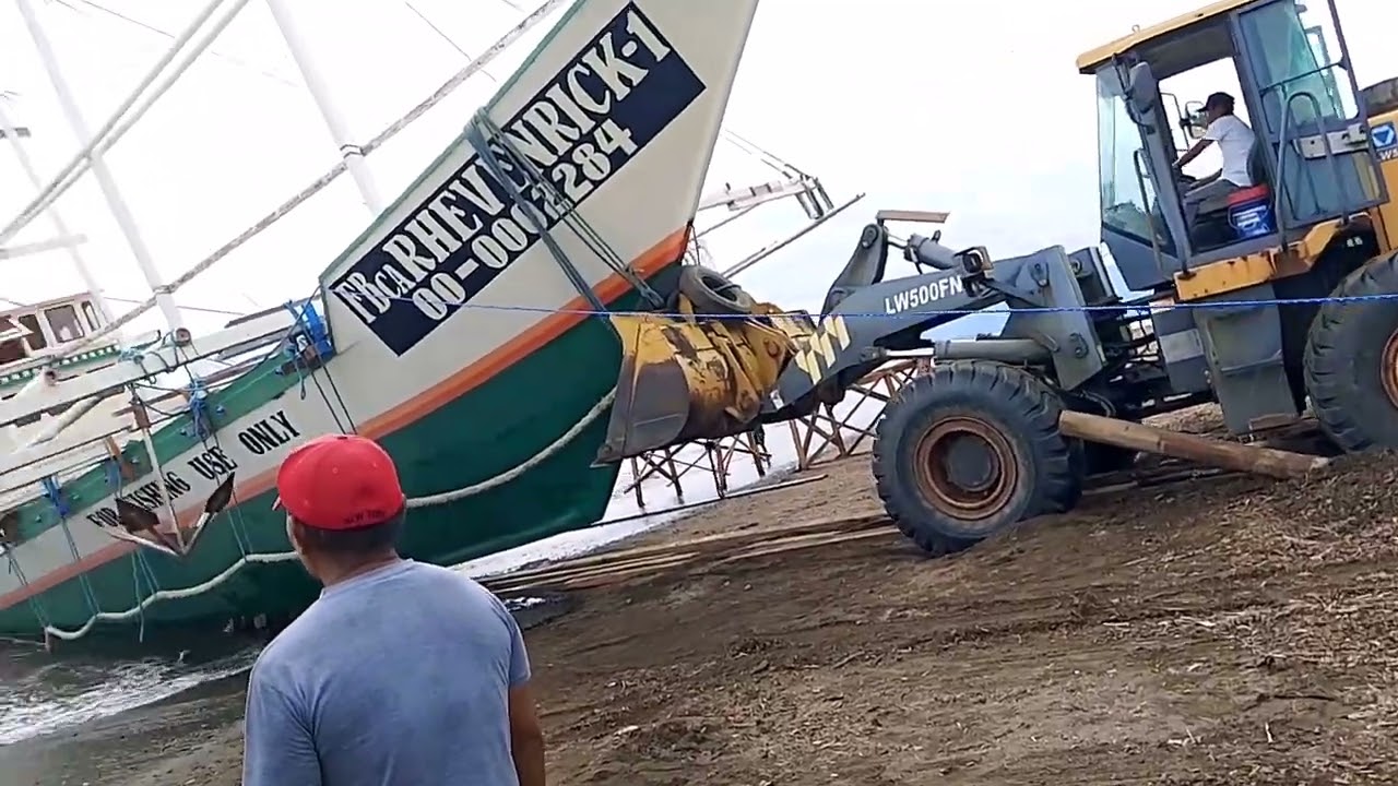 Tapos na ibaba malaking bangka itatago ilog