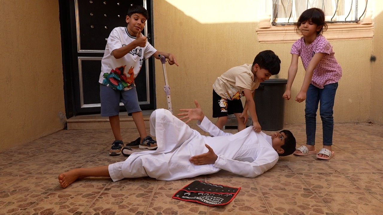 نواف يضحك عليهم ويصلح السكوتر !!!