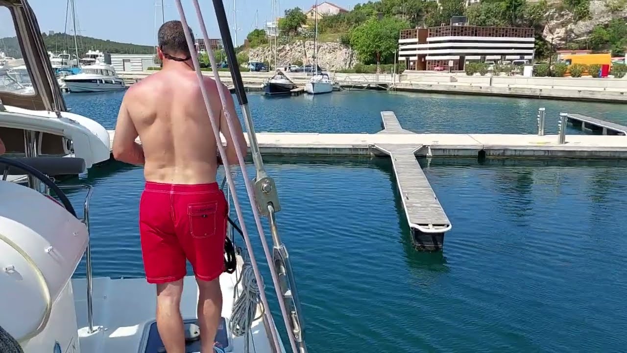 Katamaran manévry - prstové molo - finger pier