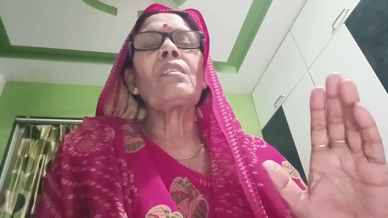 अम्मा के लोकगीत से मैं सावित्री सिंह मीरा का भजन डालने जा रही हूं बहुत प्यार है आप लोग सुनना है🙏