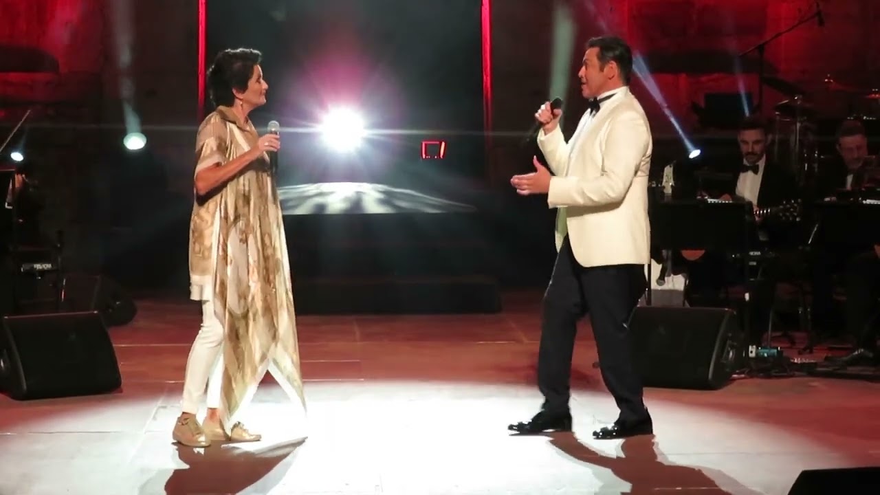 Rojo violento. Mario Frangoulis and Alkistis Protopsalti. Athens. 10.10.2023.