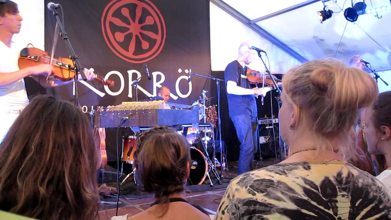 Hedningarna performing 