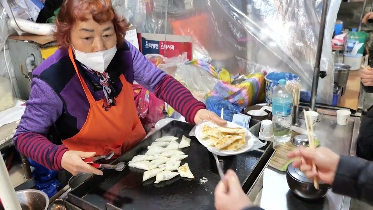 납작만두 삼각만두입니다! 줄서서 먹는 역대급 바삭한 만두   Triangular dumplings