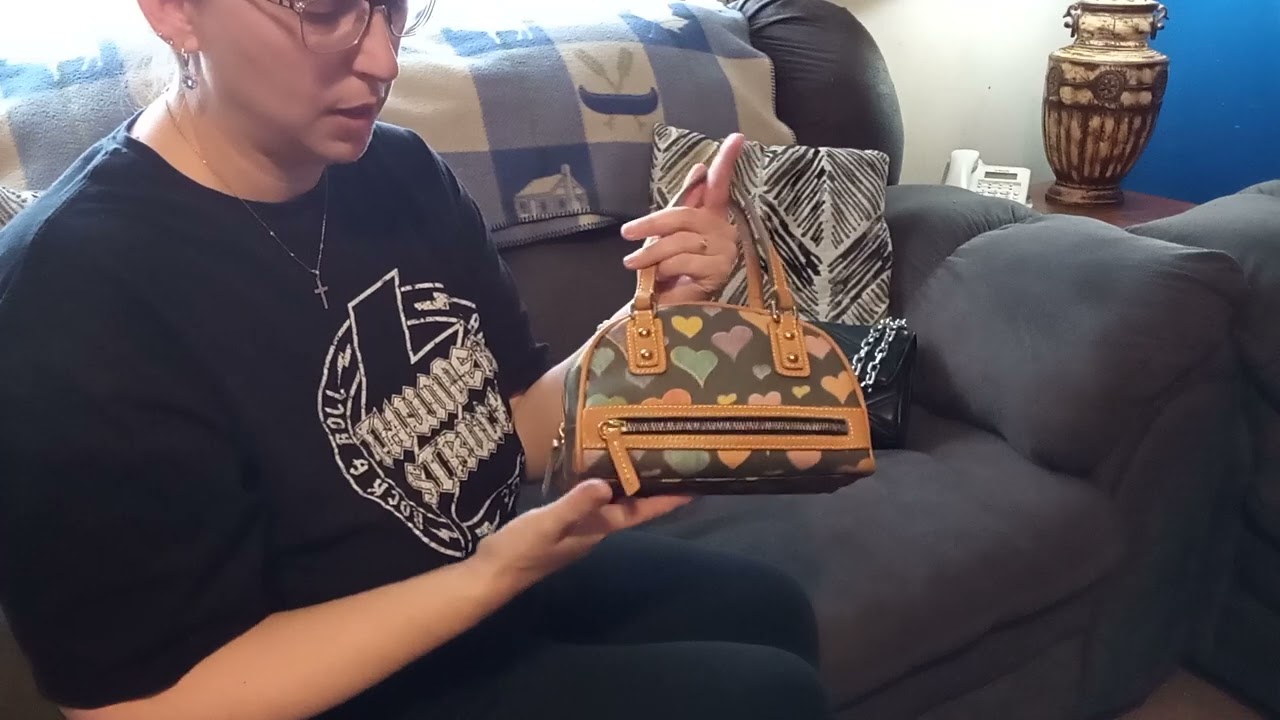 Switch purses with me/What's in my purse 👜
