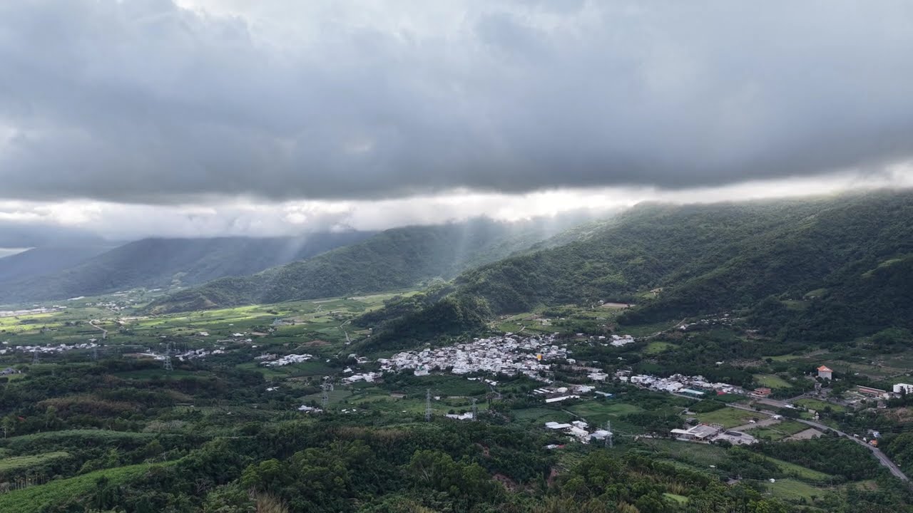 花東縱谷空拍 4K｜雲瀑、牧場與山脊線條
