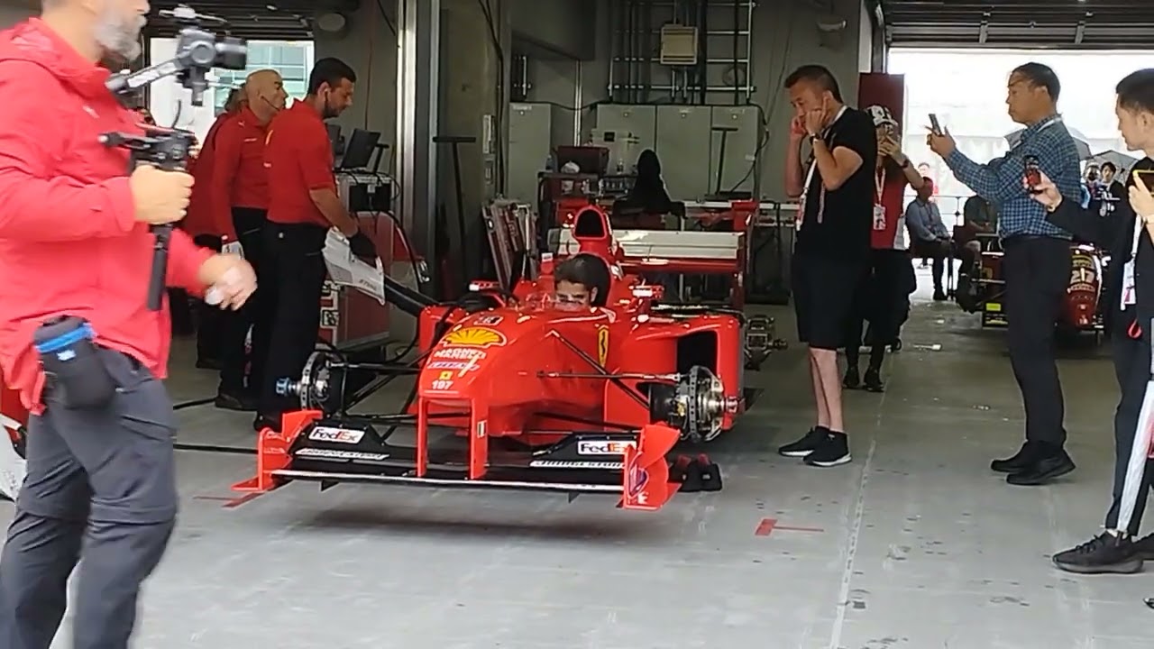 フェラーリ　F399　V10エンジン始動