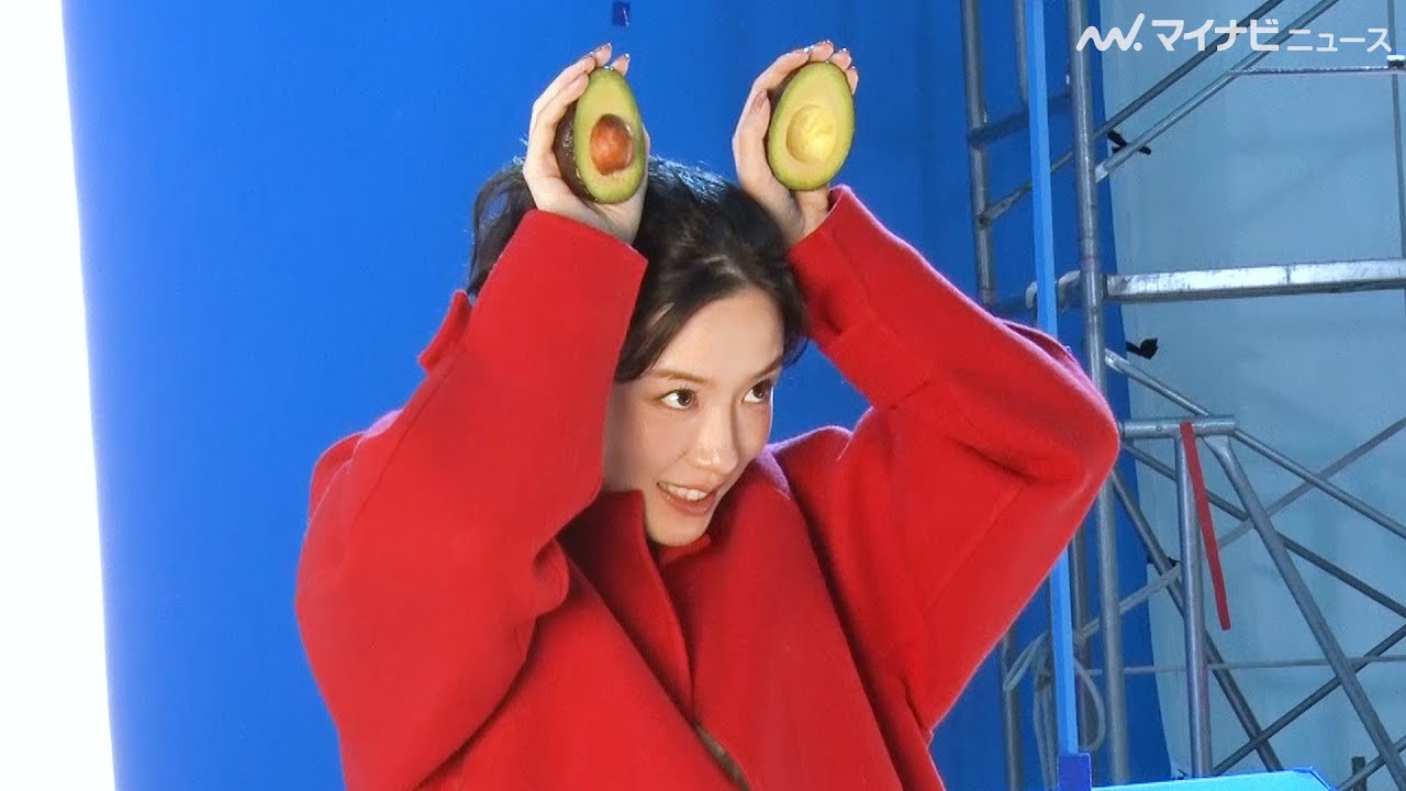 永野芽郁、アボカドを手にうさぎポーズ！？無邪気な笑顔を堪能せよ　モスバーガー新CM ＆メイキング公開