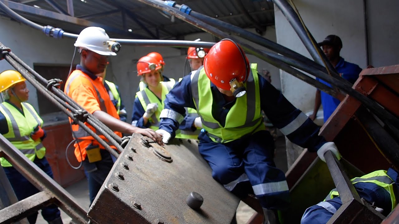 WAFARANSA WAINGIA KWENYE MGODI MKUBWA WA MADINI YA TANZANITE, WASHANGAZWA NA WALICHOKIKUTA