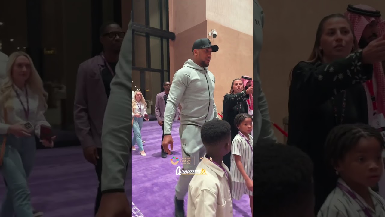 Anthony Joshua arrives to the 5v5 ready to see a Queensberry victory 👀