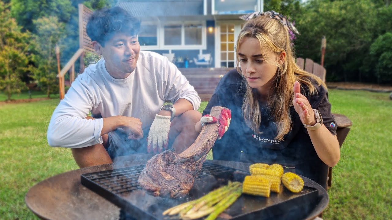 ОГРОМНЫЙ СОЧНЫЙ томагавк на гриле впервые на природе | Outdoor MUKBANG AMWF Couple VLOG