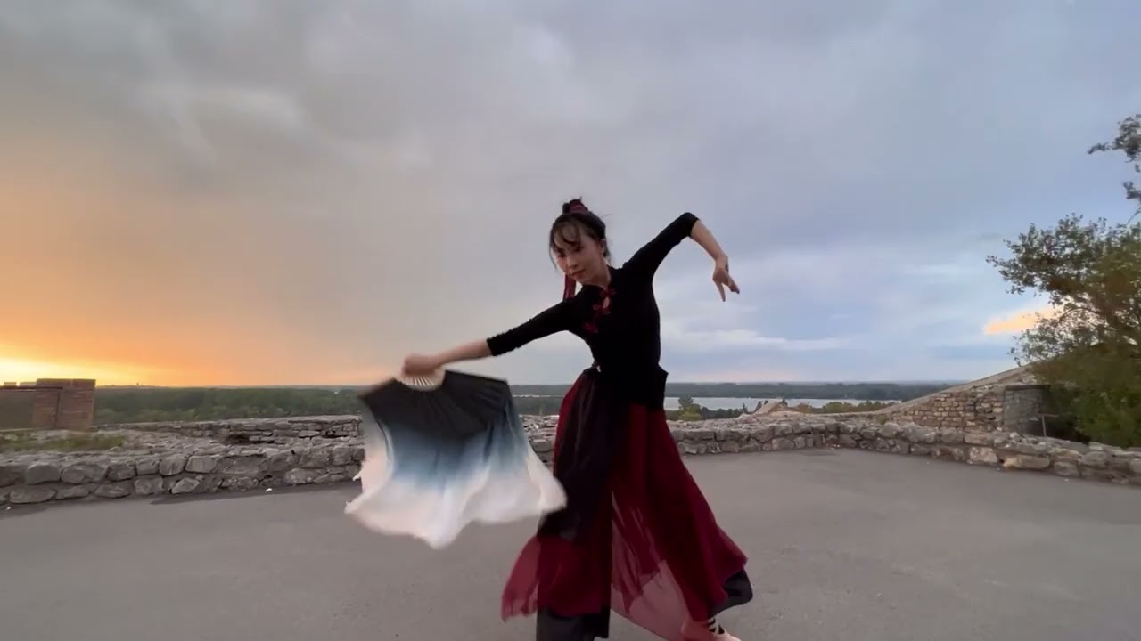 Claire pleše kineski ples na Kalemegdanu.  My favorite dance at Kalemegdan Castle!