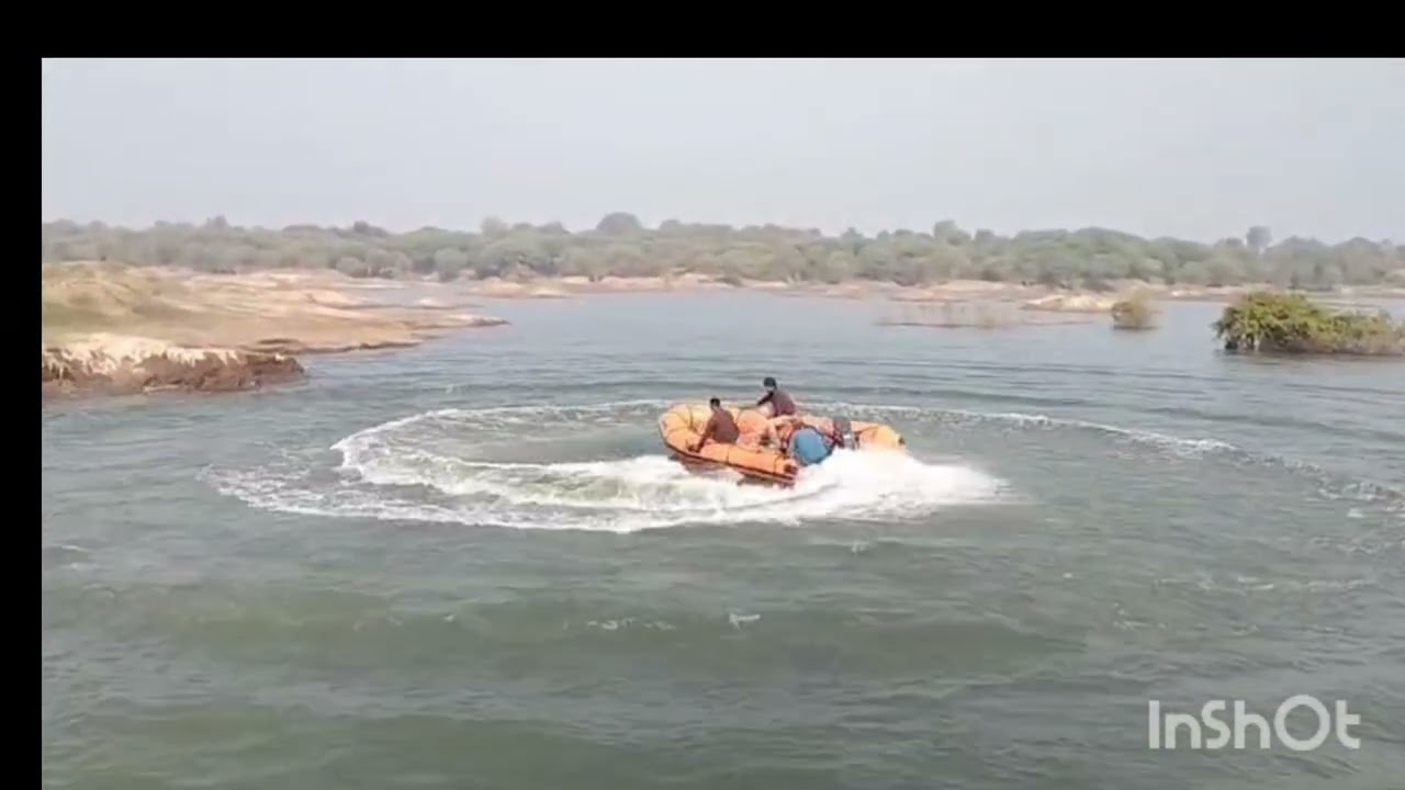 नर्मदा नदी  में कोई  डूब  गया usko  dun  re  par  abi  nhi  mila 🚤🚤😱😱