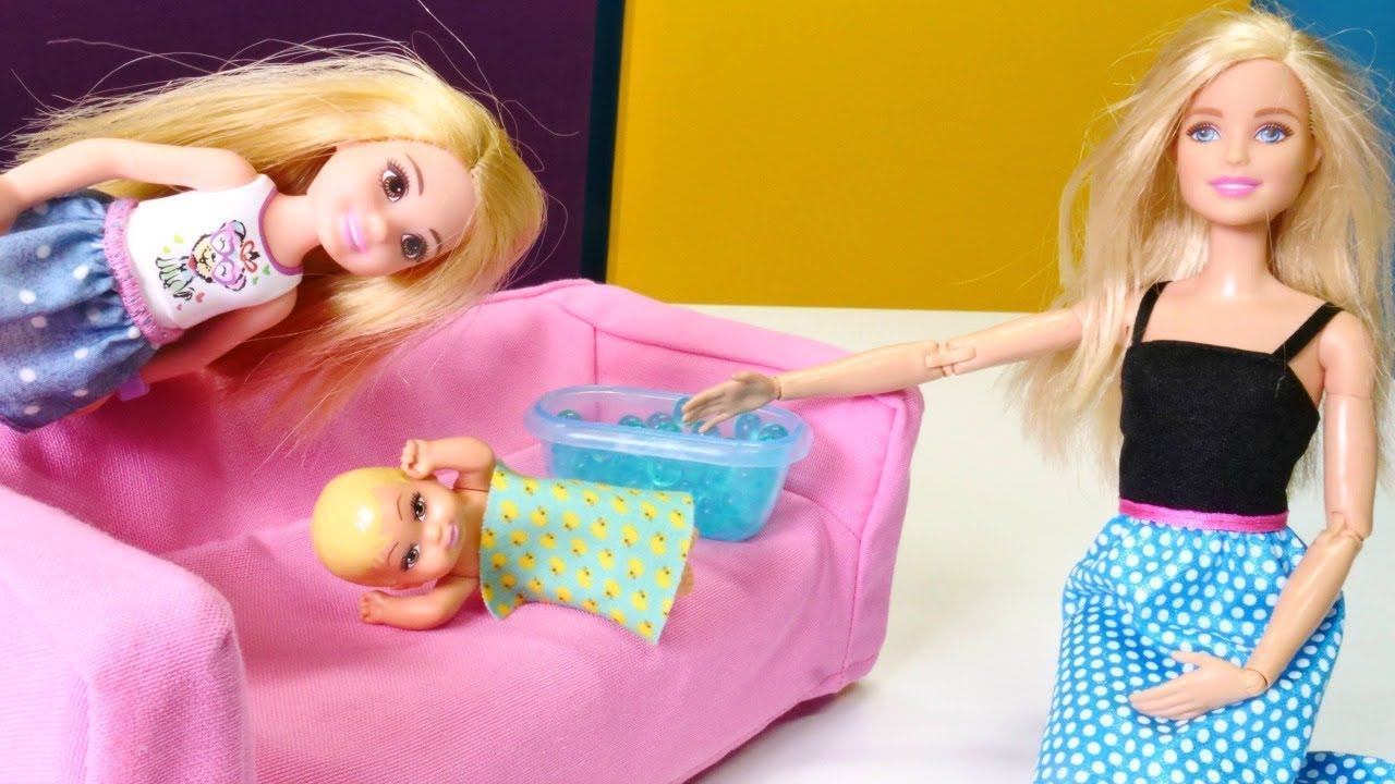 Barbie ailesi. Chelsea kardeşi bebek ateşleniyor