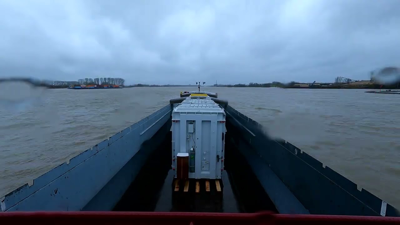 Vaart van Neuss op de Rijn naar Hendrik Ido Ambacht in Nederland.