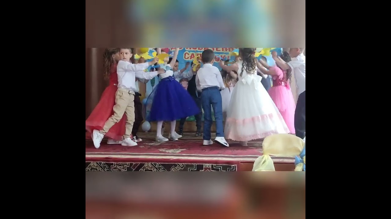Я намалюю на папері щасливу дитину танець на випускному в дитячому садку