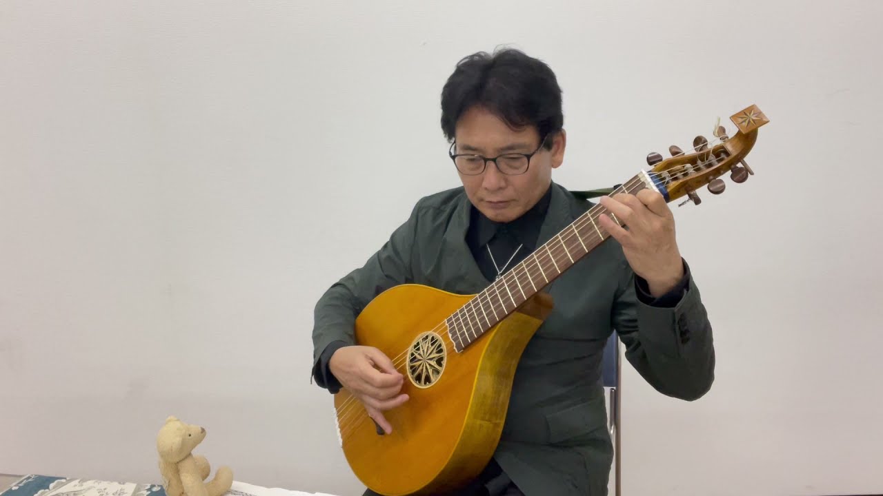 Menuet by Rudolf Straube, played by Taro Takeuchi (Regency lute/ gut strung English guittar/cittern)