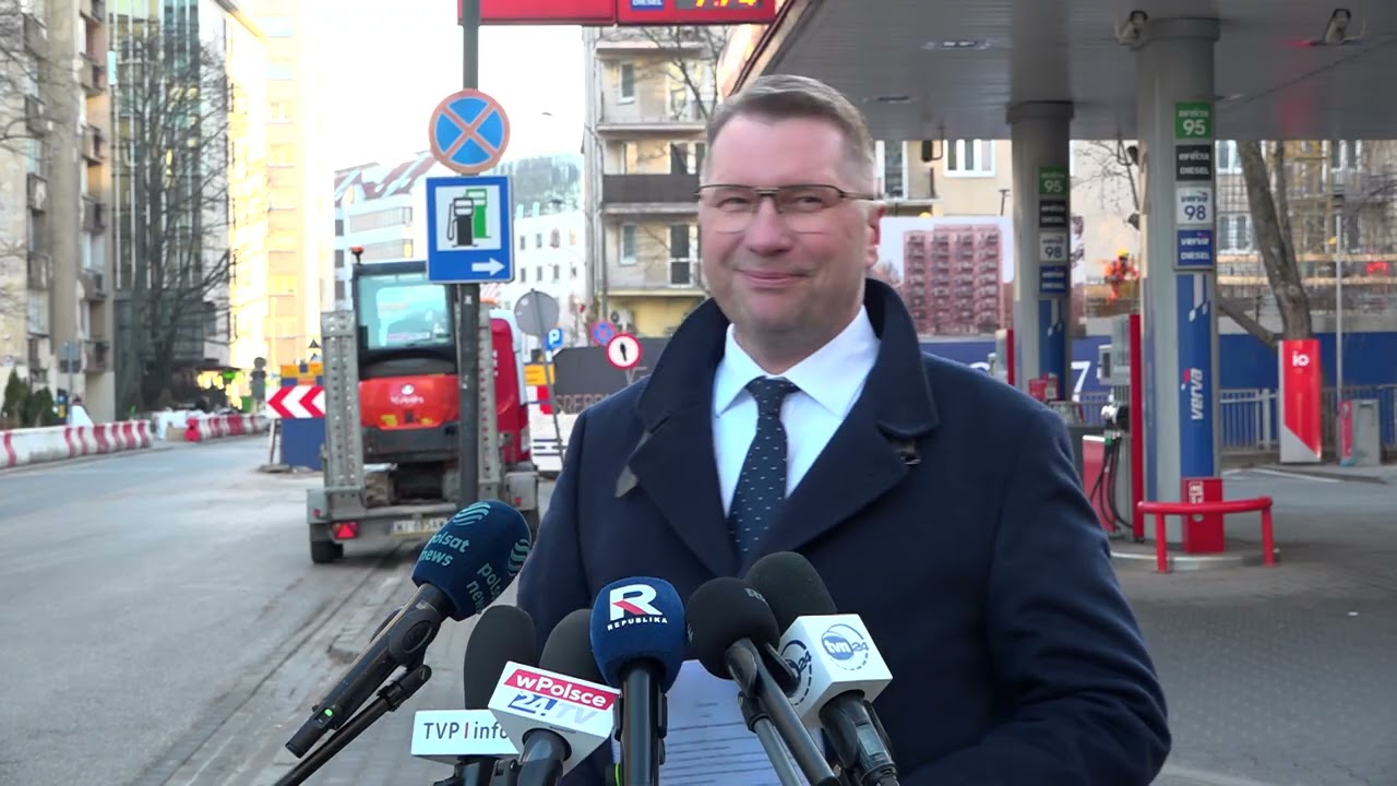 KOMEDIA W TVP! „Paliwo nie drożeje, jeśli kupujesz go mniej!”