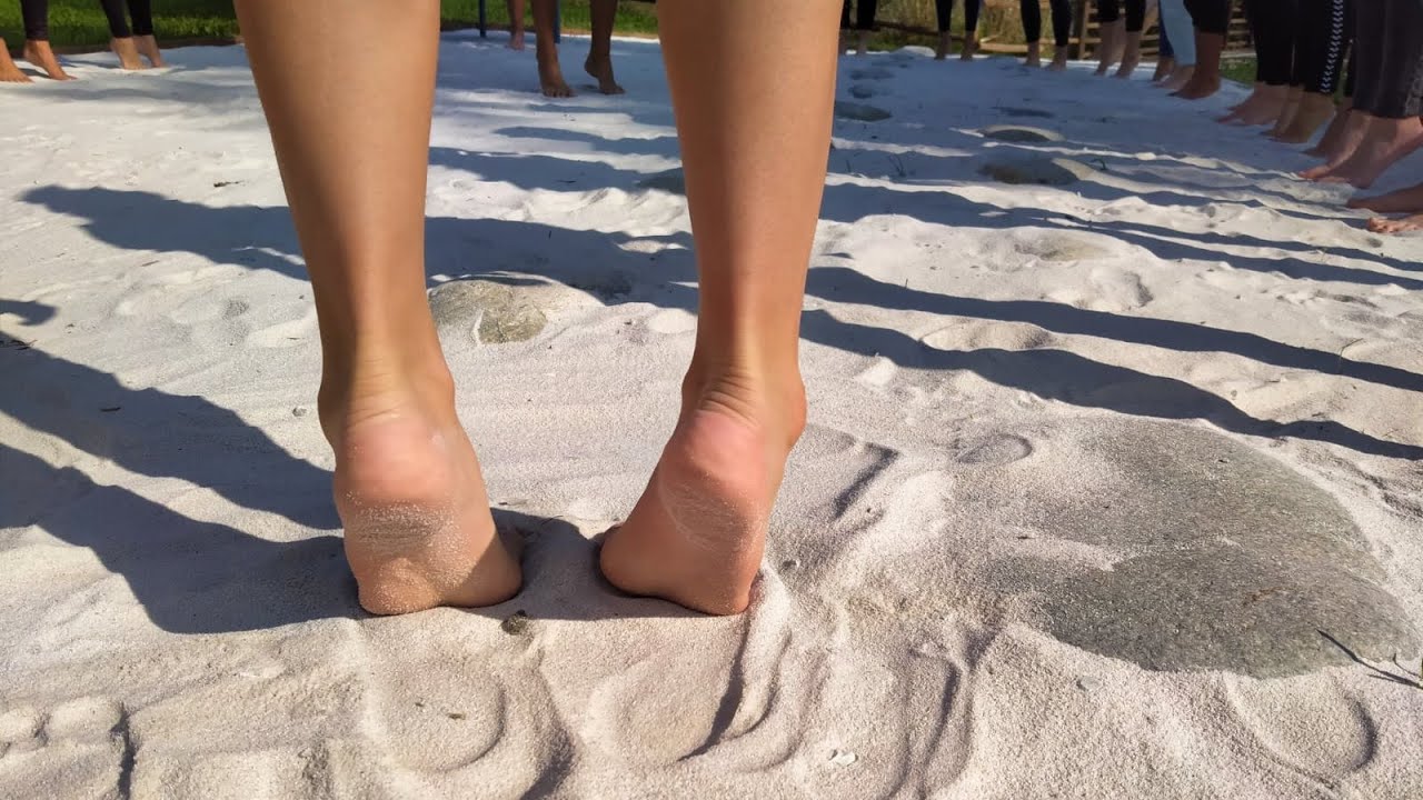 Camminare a piedi scalzi in natura
