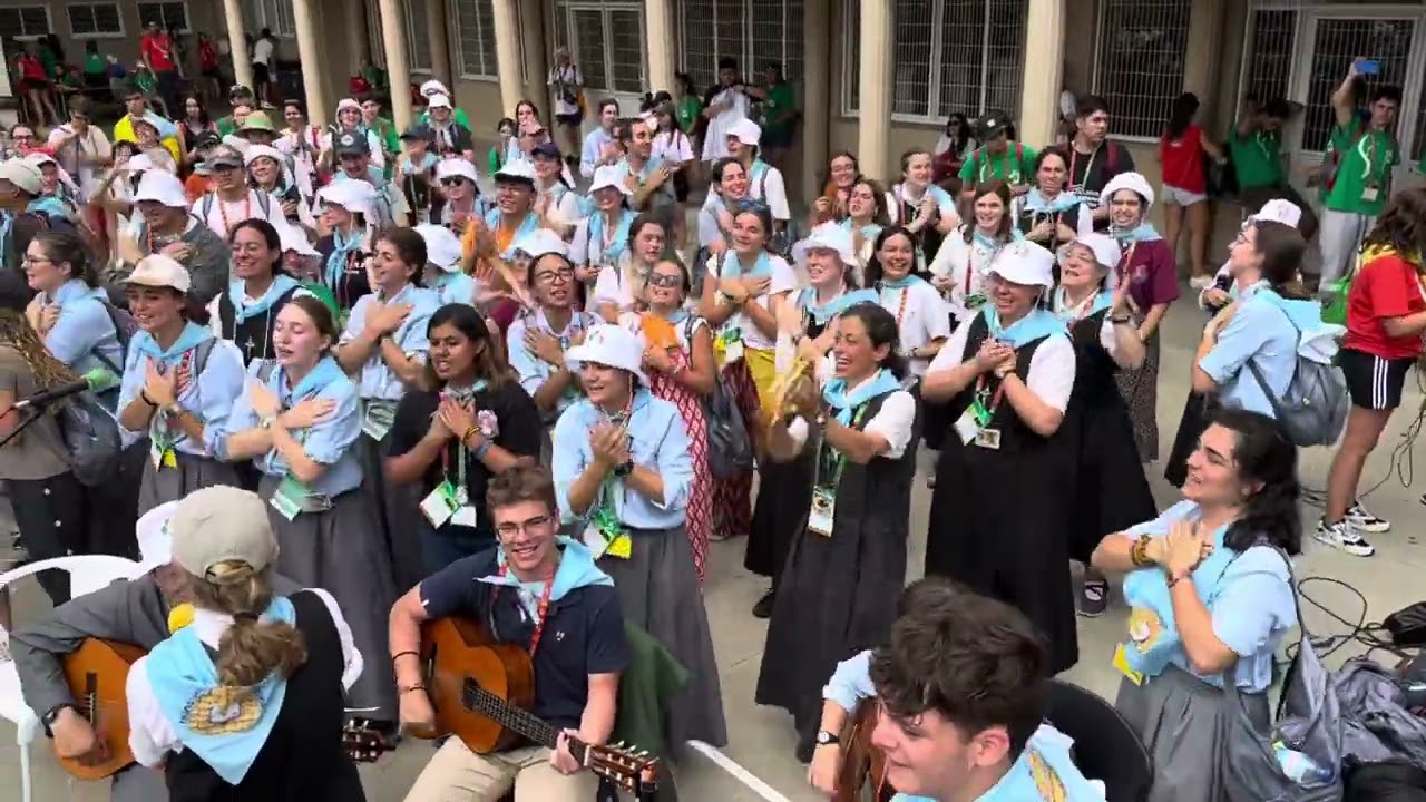 Animado canto en la JMJ. Familia Hijos del Amor Misericordioso.