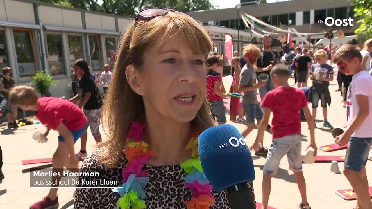 Leraren nemen afscheid van basisschool De Korenbloem in Raalte