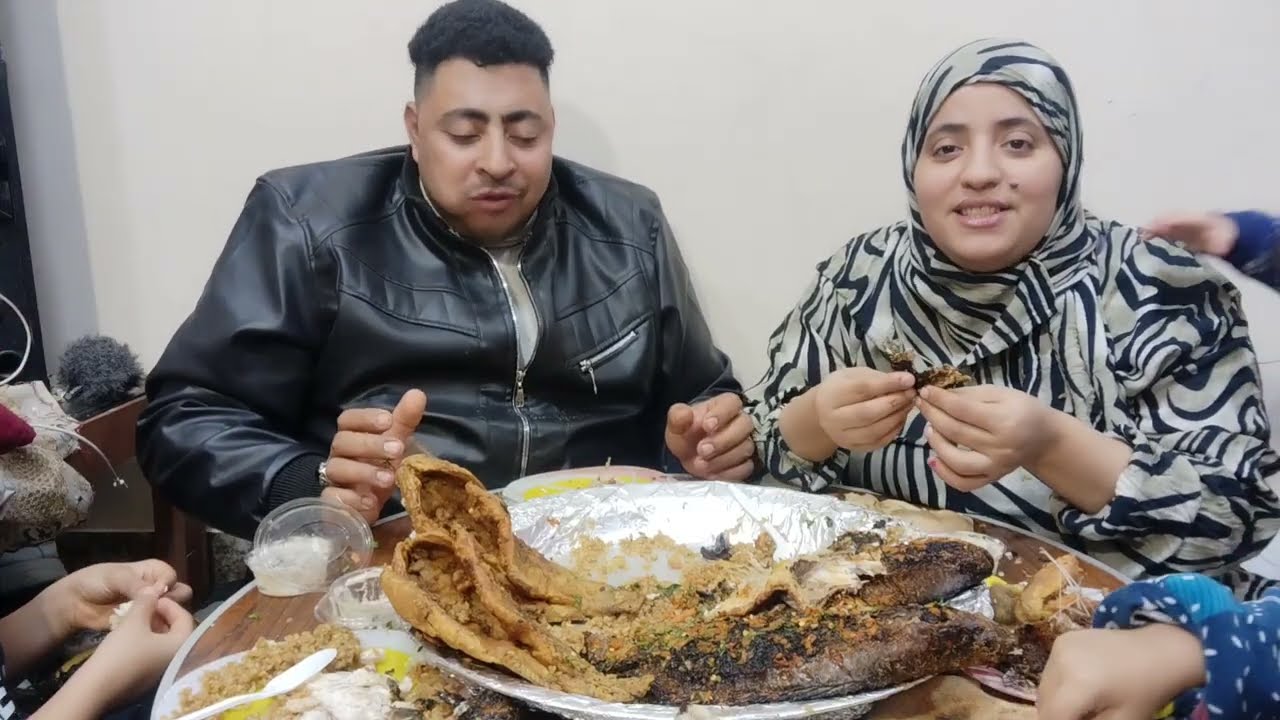 تحدي اكل هاني عزمنا على اكبر صينيه فسفور مشكل 😋 انا والعيال اكلنا السمك كله وهاني كان هياكلني 😂