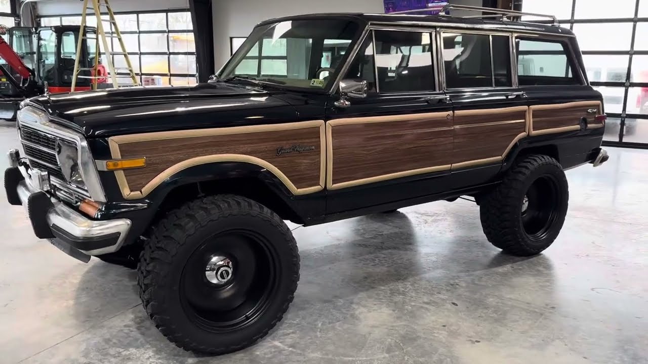 Classic Jeep Grand Wagoneer Lift Complete w/ Baby Moons and 33&rdquo; Mud Tires