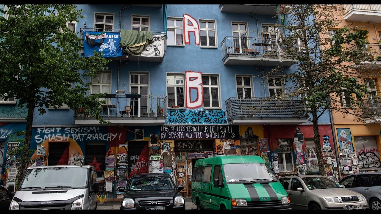 BERLIN: Politiker und Kamerateam in Rigaer Stra&szlig;e angegriffen