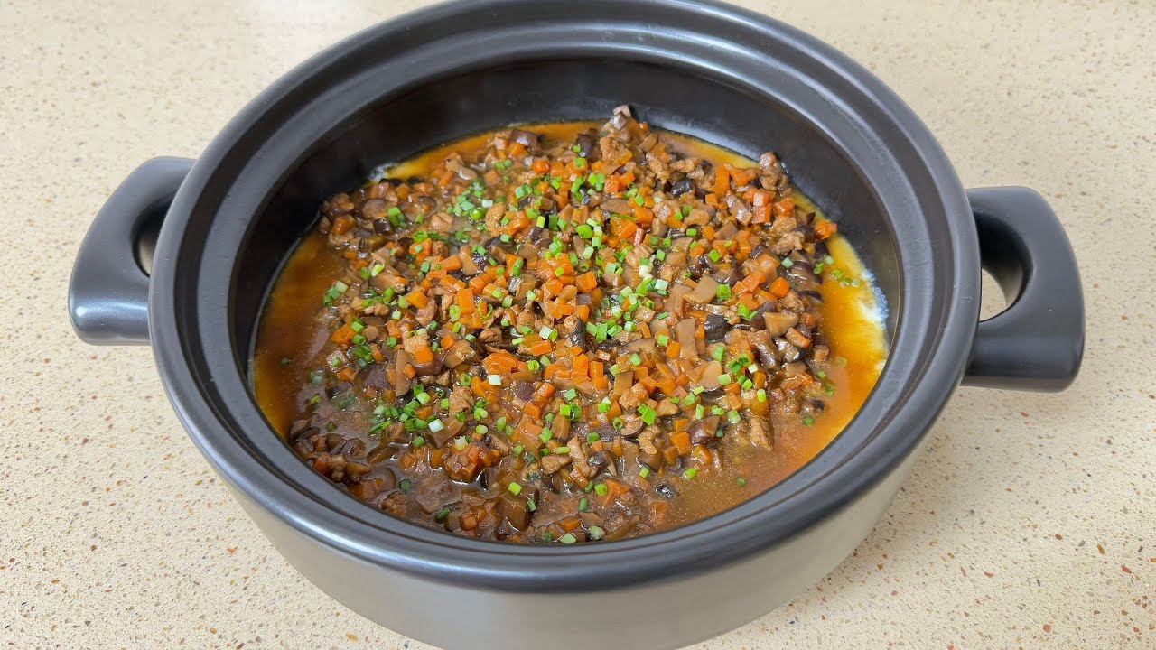 Яйцо, приготовленное на пару в глиняном горшочке с мясным соусом — уютное, вкусное и очень просто...