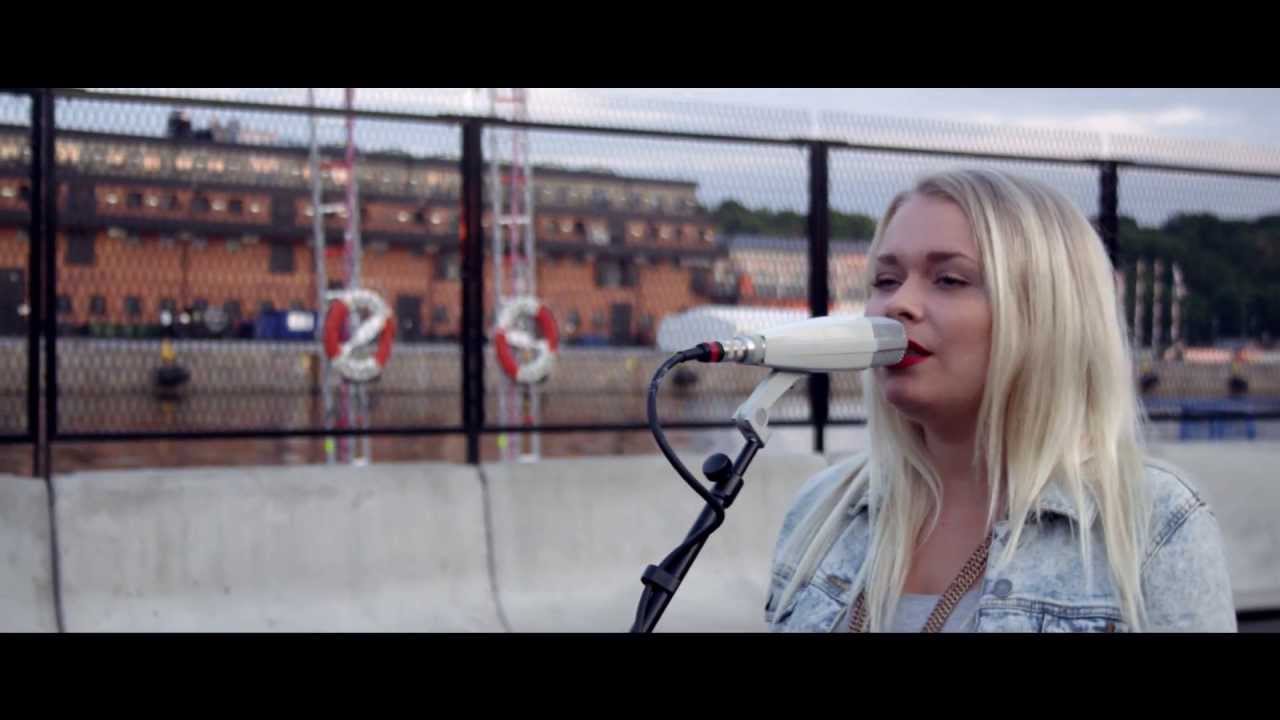 Akustik: Moa Michaeli - Om Man B&auml;ddar F&aring;r Man Ligga