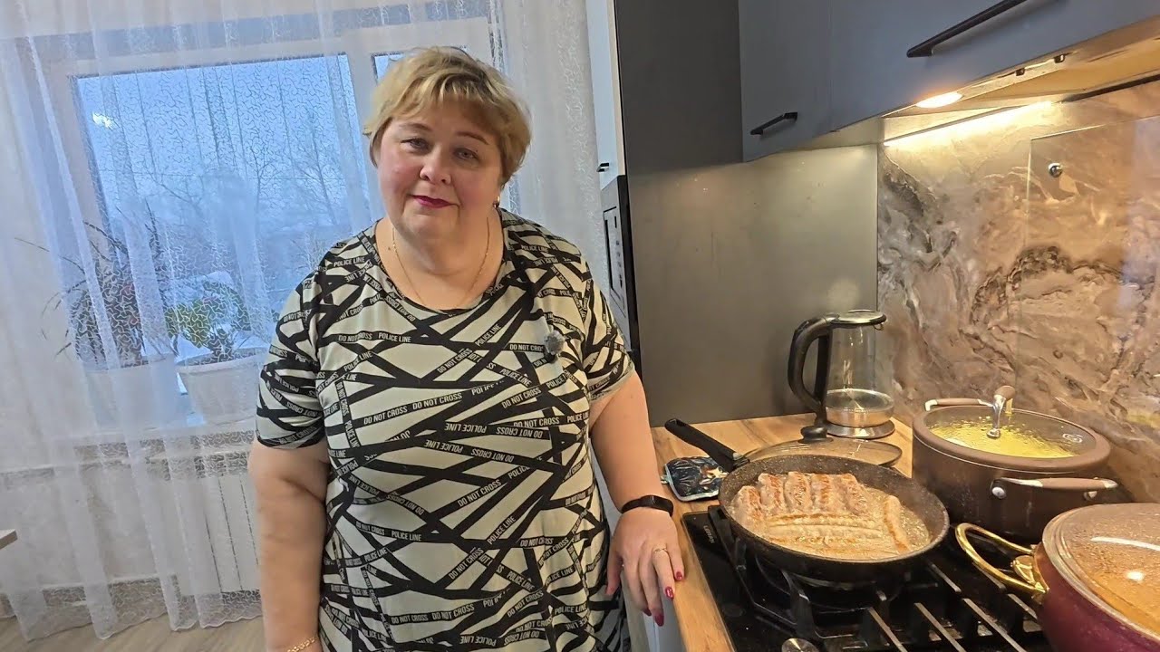 Сафар убирает снег с теплиц. Заехали в магазин. Готовлю по быстрому  ужин.