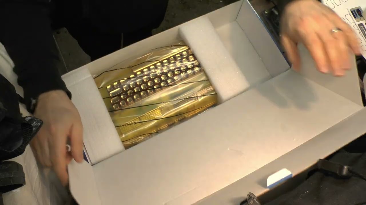 Распаковка компьютера COMMODORE 64 ULTIMATE FOUNDERS Edition. :-)