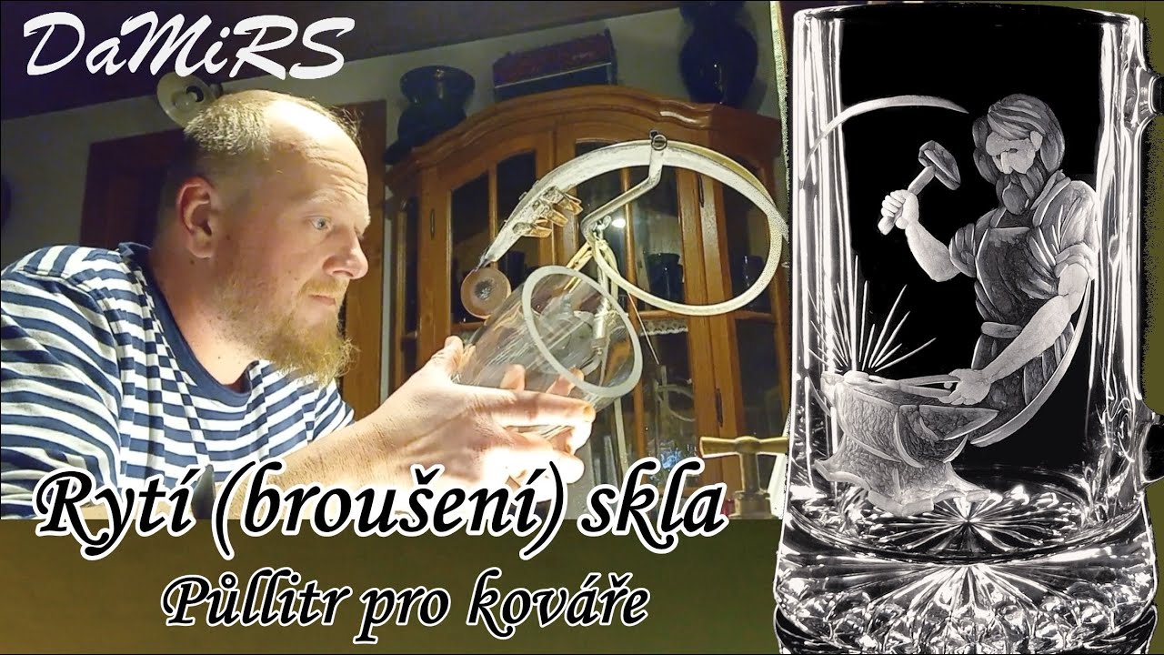 Ručně rytý (broušený) půllitr s kovářem, dárek pro kováře.