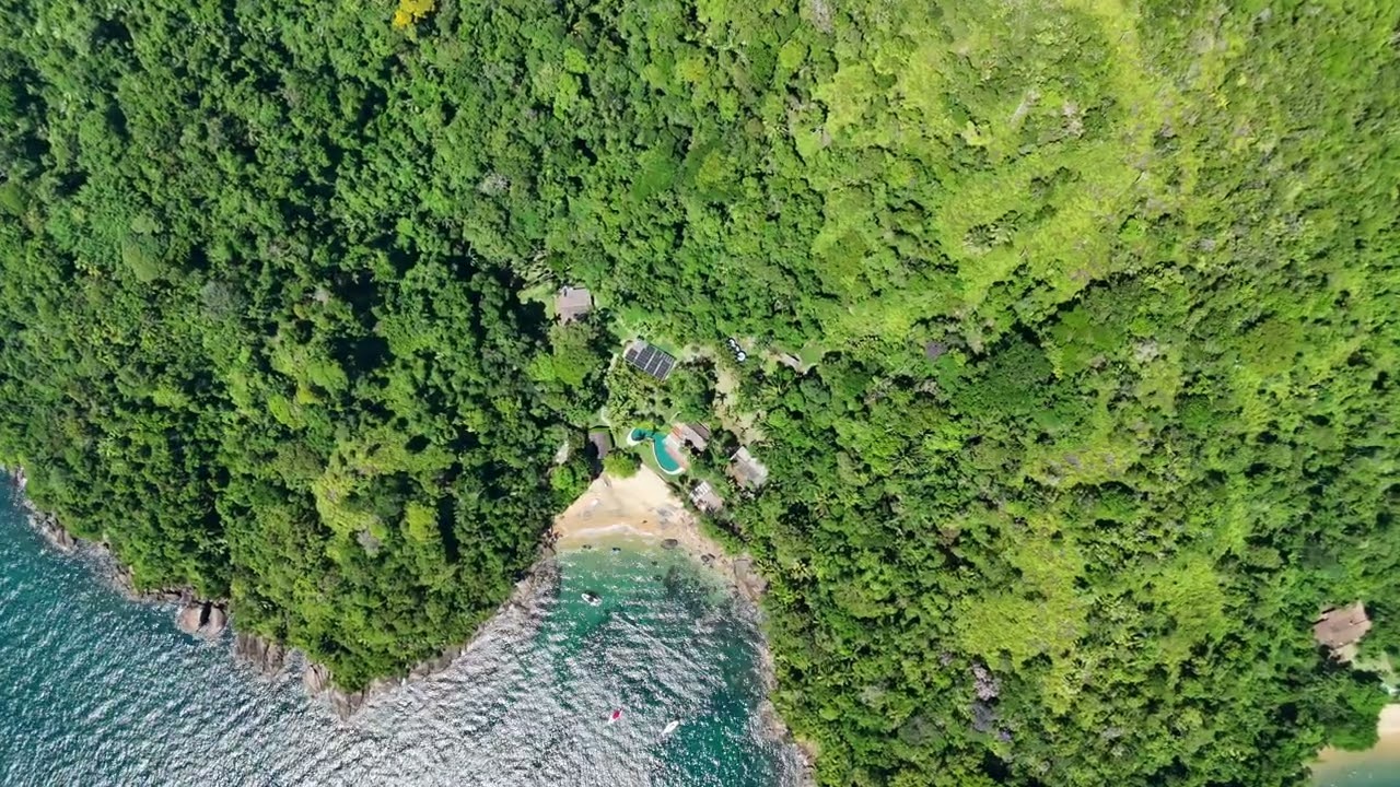 Vista aérea de Ubatuba Flamengo, Anchieta e um mar azul surreal