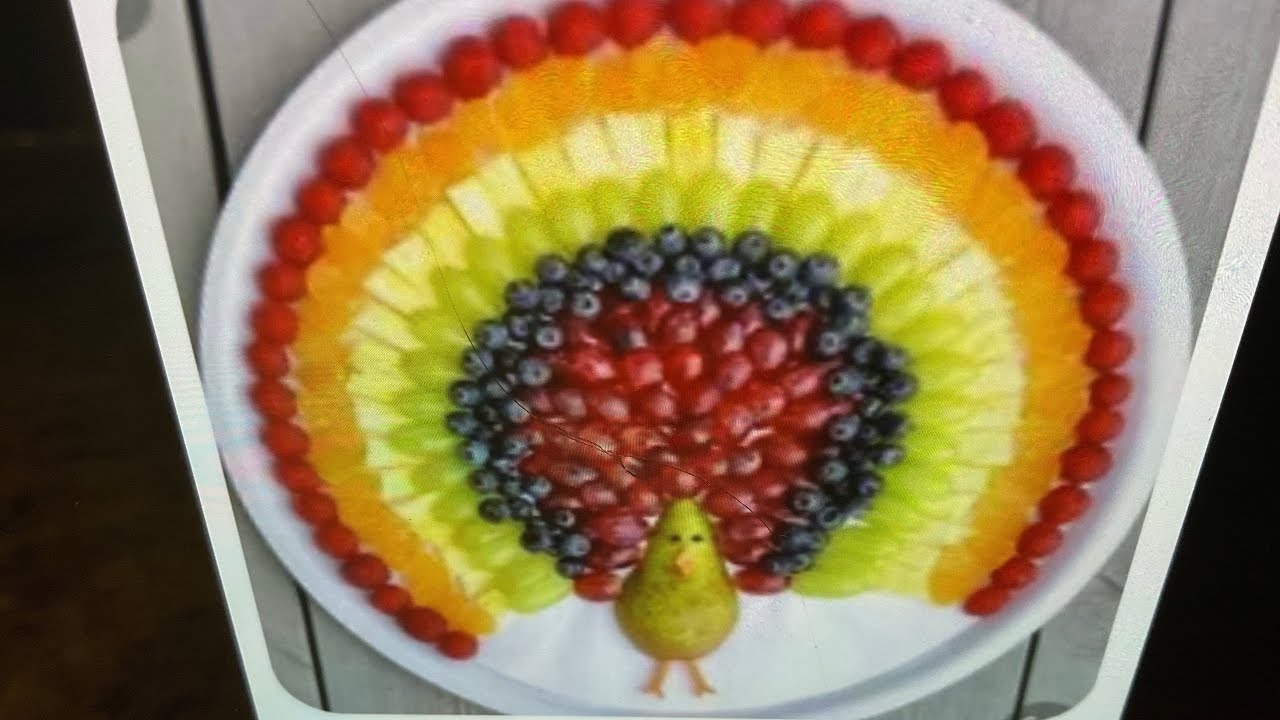 THANKSGIVING FOOD IDEAS/FRUIT PLATER THAT LOOKS LIKE A TURKEY