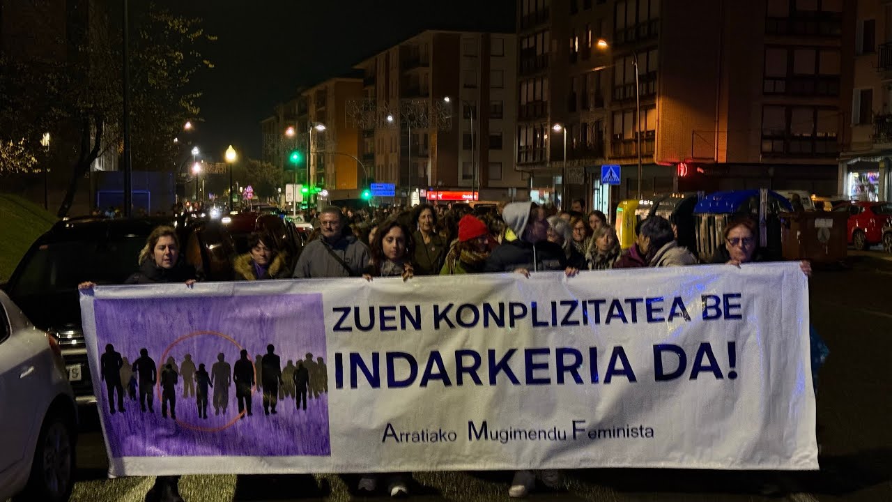 2003tik gizonek eraildako 131 andrak omendu dauz Arratiako Mugimendu Feministak zemendiaren 25ean