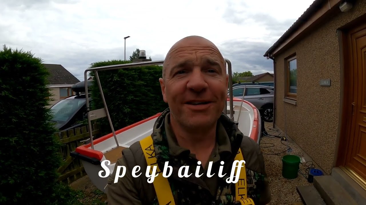 Small fishing boat restoration. fibre glass, patching, and full hull lamination. part 1