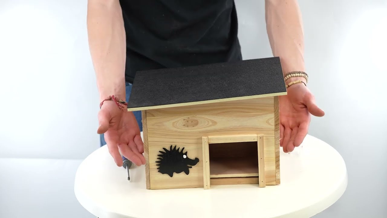 Wooden Hedgehog House - GEEZY