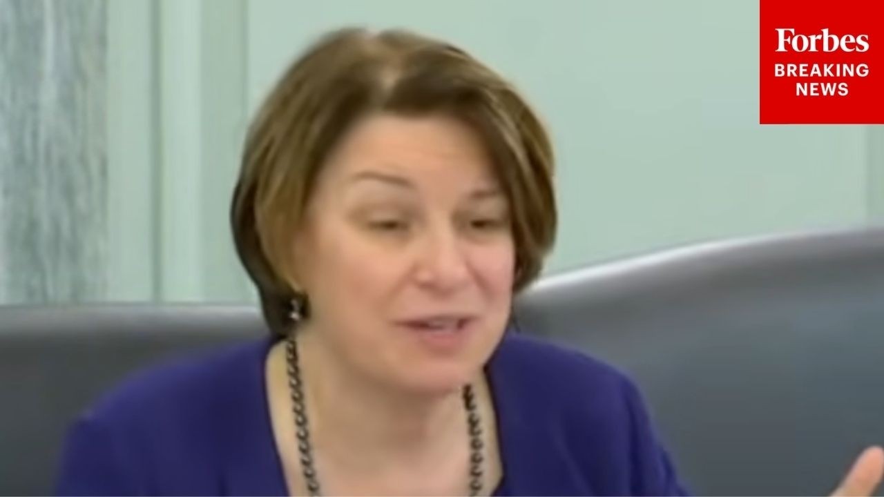 Эми Клобучар резко раскритиковала статью 230, заявив, что она «закрыла двери суда» для родителей,...