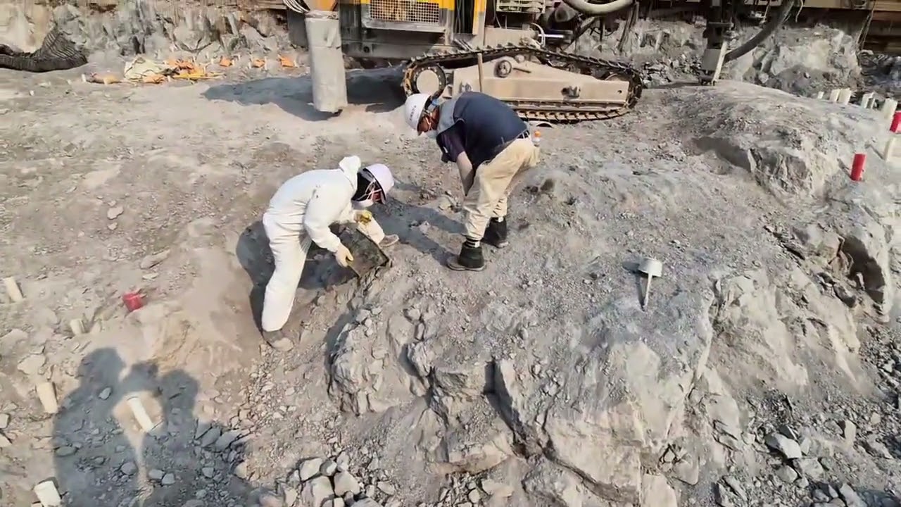 압식할암,발파,미진동,무진동,암터파기,미진동발파,유압식할암,장비코아,뿌레카,진동니퍼,소할,화강암,연암,경암 무진동암파쇄공법 유석토건주식회사 010-8878-6627