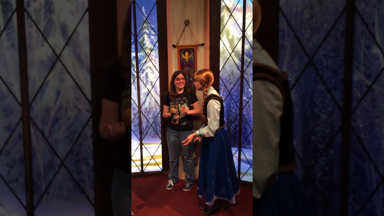 Anna and Elsa Love Halloween :)