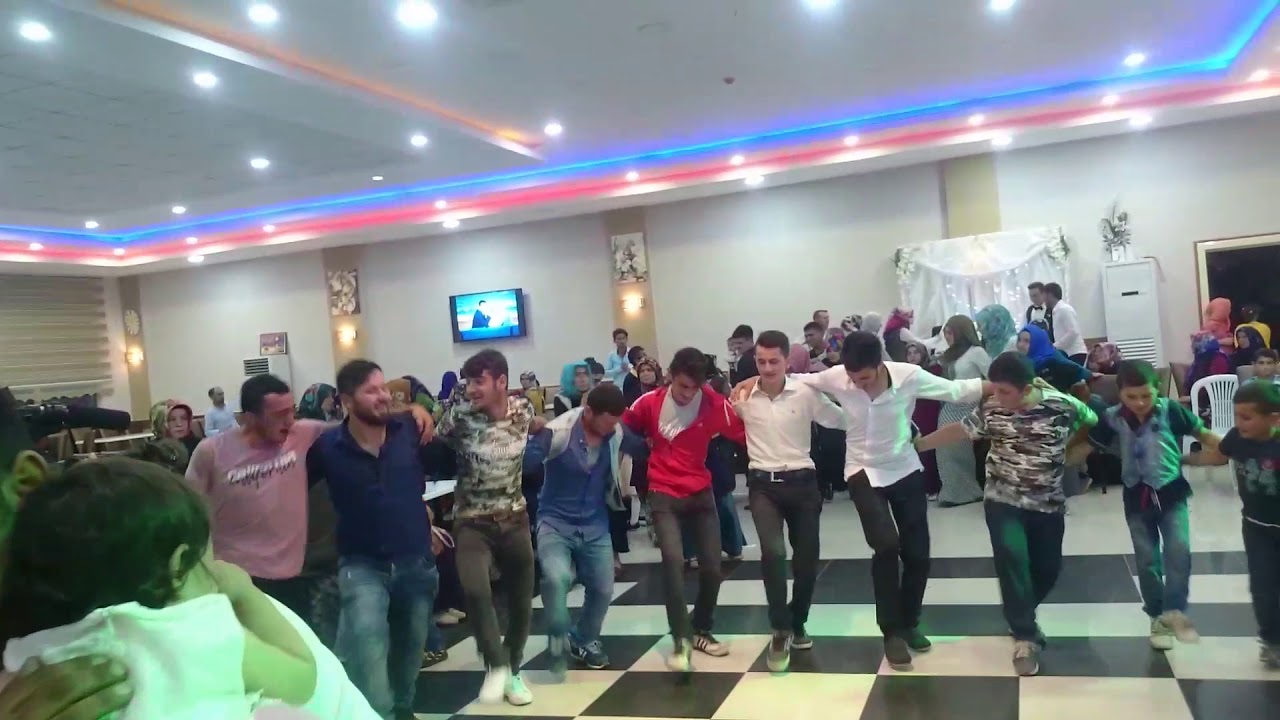 Bilal şahin eşliğinde çok güzel bir halay.