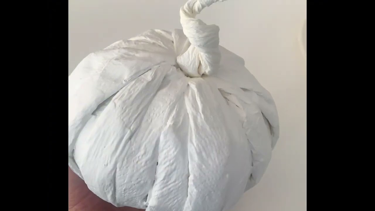 DIY Kürbis aus Altpapier – Kinderleicht & Nachhaltig für die perfekte Herbstdeko!