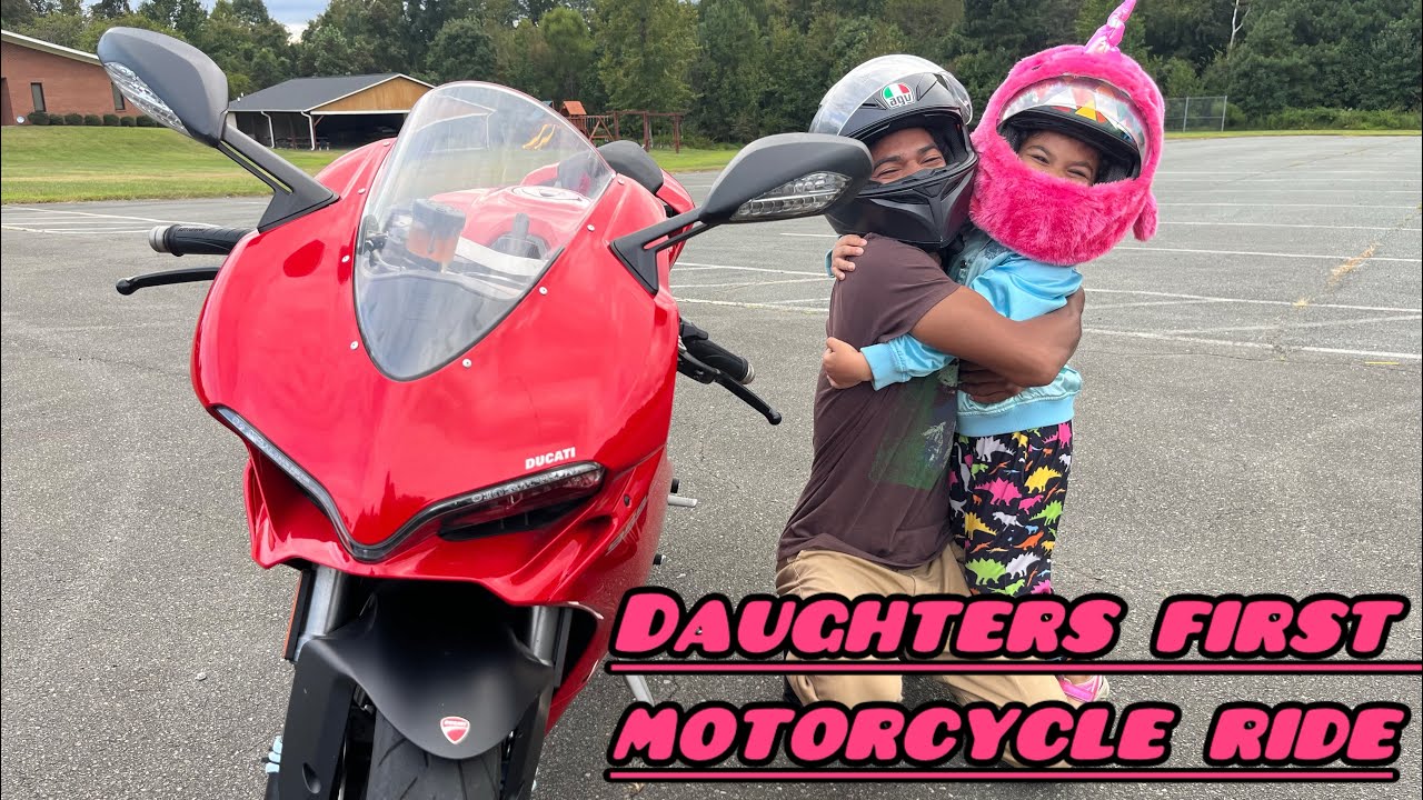 Собираю свою 5-летнюю дочь на её первую поездку на мотоцикле 🩷 Ducati 959 SUPERBIKE