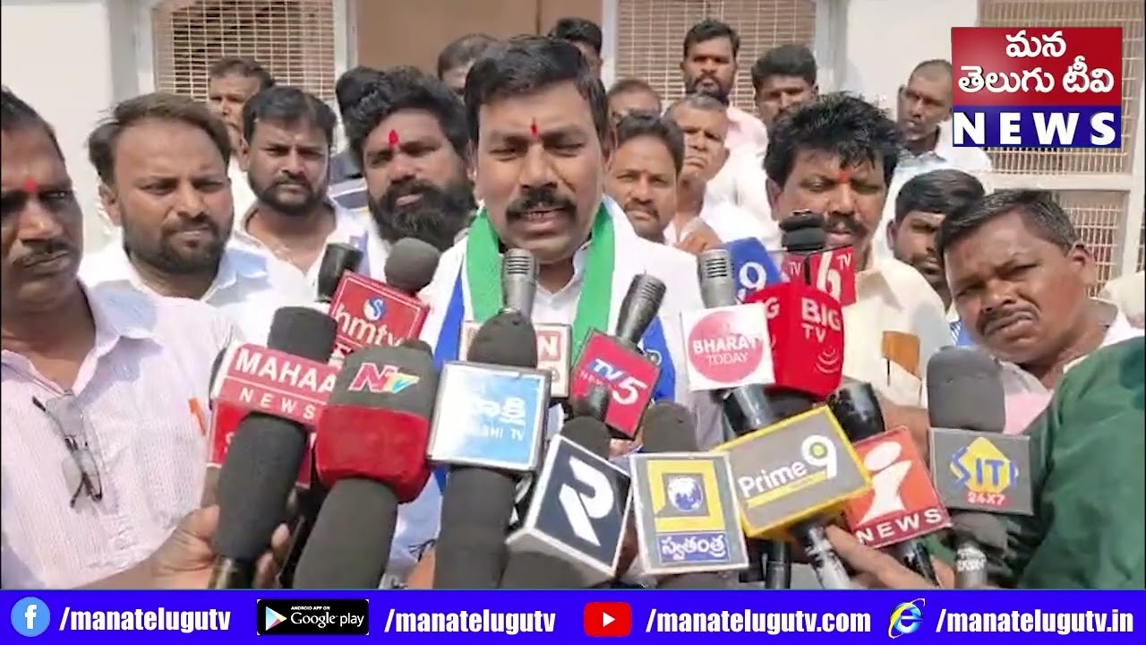 ఆలూరు తాలూకు లో వైసీపీ పార్టీ ఎమ్మెల్యే విరుపాక్షి తన పార్టీ ఆఫీసులో పొట్టి శ్రీరాములు ఫోటోకు పూలమాల
