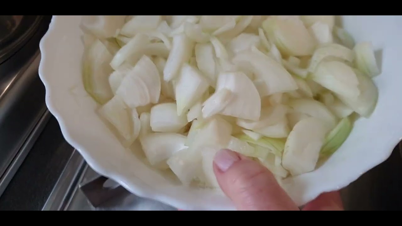 Seppie con cipolle . Seppie freschissime- cipolle- olio extravergine d'oliva- sale- vino bianco.