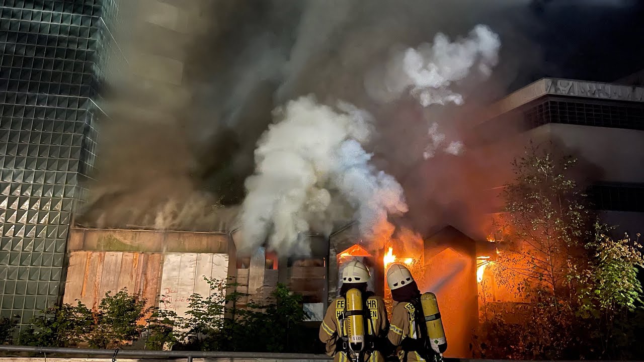 Großbrand: Verlassene Klinik brennt! Feuerwehr im nächtlichen Kampf gegen die Flammen!