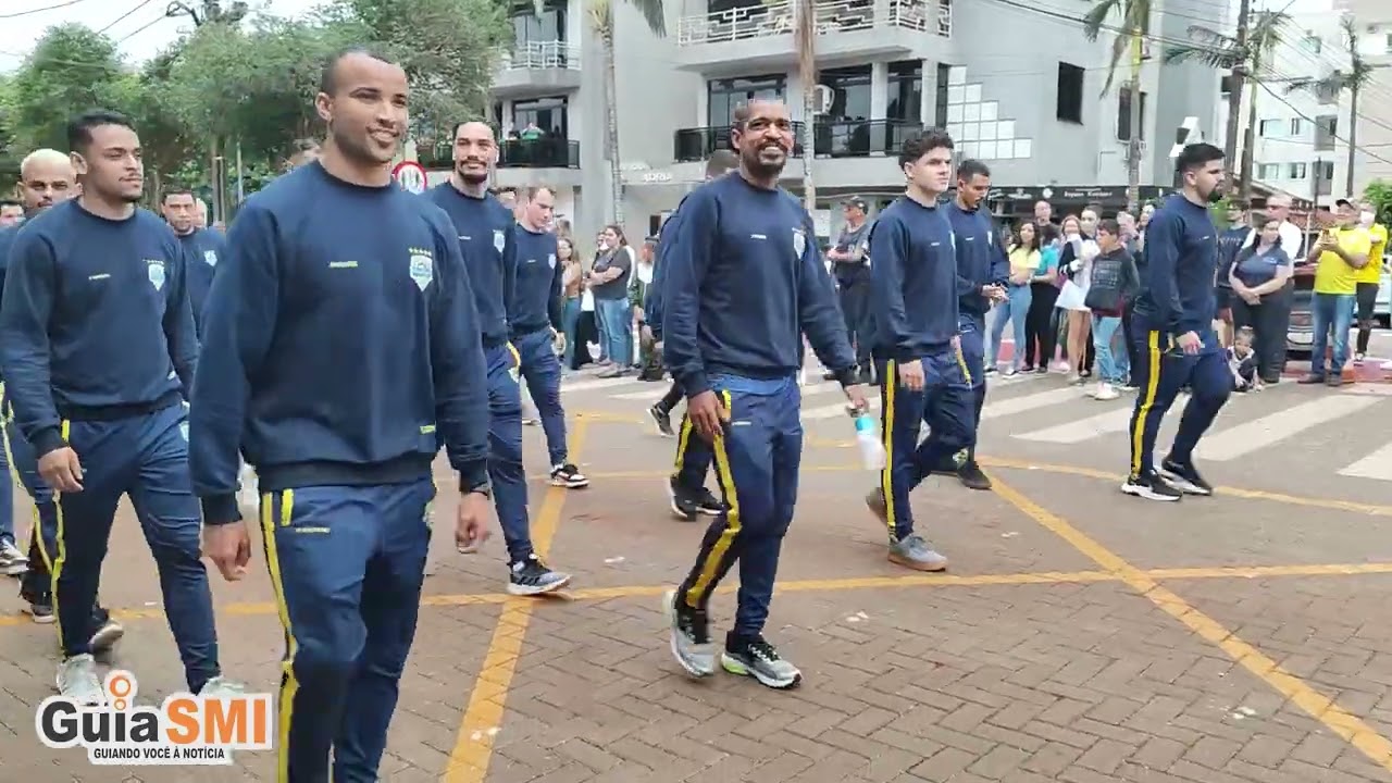 Nem mesmo a garoa atrapalhou o desfile nesta quinta-feira em São Miguel do Iguaçu